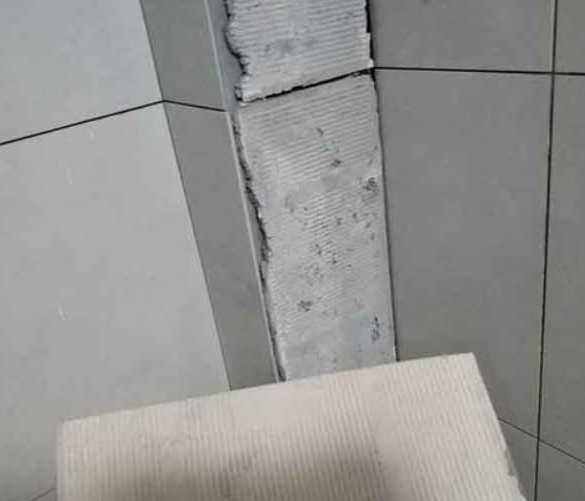 大兴安岭瓷砖空鼓维修公司分享下厨房瓷砖脱落的补救措施。